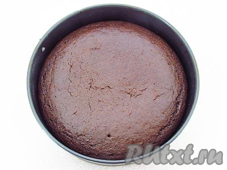 Духовку разогреть до 180 градусов, поставить в неё форму и выпекать корж в течение 35 минут. Время выпекания дано приблизительное, оно во многом зависит от возможностей вашей духовки. Готовность бисквита&nbsp;можно легко установить, проколов его тонкой, гладкой лучинкой: если изделие готово, вынутая лучинка остаётся сухой. Корж оставить в выключенной духовке при слегка приоткрытой дверце на 5 минут.