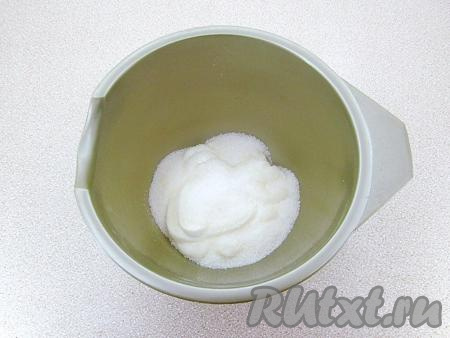 Теперь займёмся приготовлением сметанного крема. В чаше для взбивания&nbsp;соединить сметану и сахар.