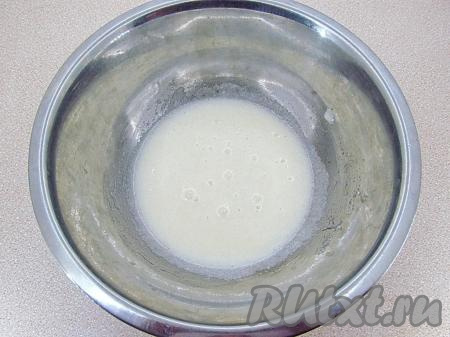 Яйцо растереть с сахаром в белую, однородную массу с помощью венчика (кристаллики сахара должны раствориться).