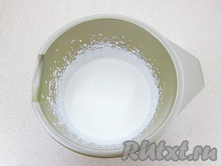 Взбить сметану с сахаром в пышную массу при помощи миксера и сметанный крем готов.