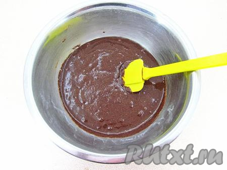 Тесто хорошо вымесить. Оно должно быть достаточно густым, но текучим.