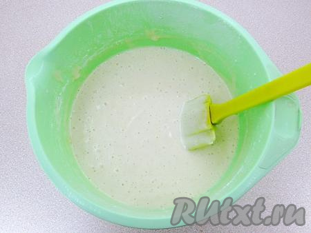 Муку с разрыхлителем с помощью лопаточки аккуратно вмешать в тесто, перекладывая тесто движениями снизу вверх. Бисквитное тесто должно получиться воздушным, напоминающим по консистенции сметану.