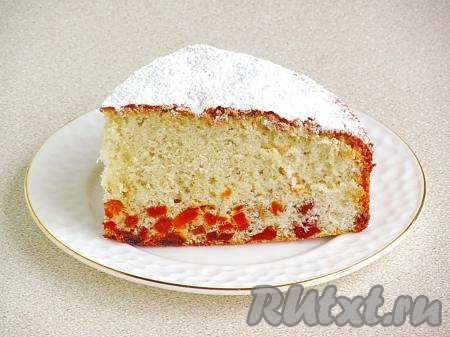 Пышный, очень вкусный бисквит с курагой нарезать и подать к столу с любимыми напитками.