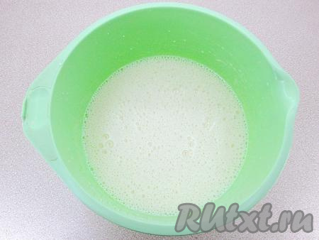 При помощи миксера взбить в пышную массу (взбивать, примерно, 5-7 минут).