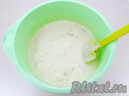 Снова очень осторожно перемешать лопаткой. Курага должна равномерно распределиться по всему объёму теста.