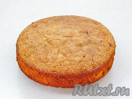 По прошествии 5 минут достать форму из духовки. Пройтись острым ножом по стенкам формы, отделяя бисквит, а затем раскрыть форму, снять дно, удалить бумагу и поместить выпечку на кондитерскую решётку, оставить до полного остывания.