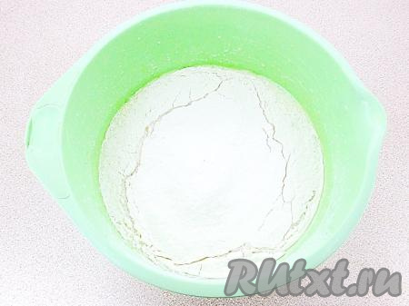 К пышной, светлой яичной массе добавить просеянную муку и разрыхлитель теста.
