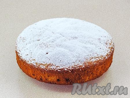 Остывший бисквит с курагой щедро посыпать сахарной пудрой.