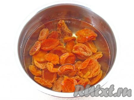 Курагу тщательно вымыть в тёплой воде, выложить в миску, залить горячей водой и оставить для размягчения на 5 минут.