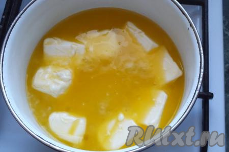 Растопите сливочное масло (или маргарин) и охладите его до комнатной температуры.