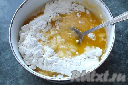 К остывшему маслу (или маргарину) добавьте муку, крахмал, разрыхлитель для теста, перемешайте ложкой. Должна получиться густая масса.