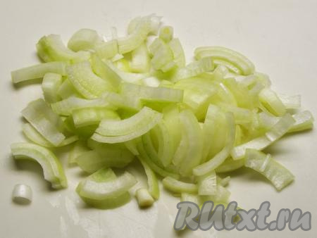 Луковицу очищаем от шелухи и нарезаем четверть-кольцами (или полукольцами).