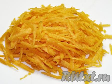 Морковь моем, чистим и натираем на крупной тёрке.