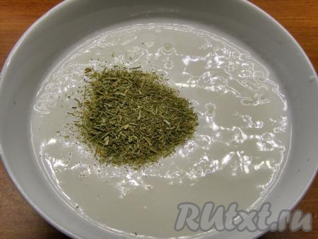 В отдельной тарелке смешиваем сметану с холодной водой, добавляем сушёный укроп, перемешиваем.