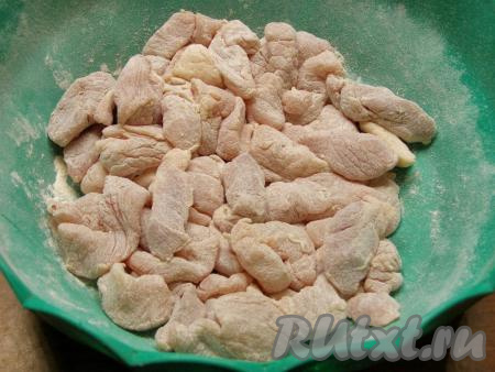 Перекладываем кусочки свинины в миску, добавляем муку и встряхиваем миску, чтобы мука равномерно распределилась по мясу.