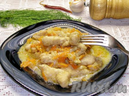 Аппетитная, нежная и очень вкусная свинина, тушёная в сметане на сковороде, готова. Подаём её к столу с картофелем, рисом или гречкой, а также со свежими овощами, зеленью или салатом.