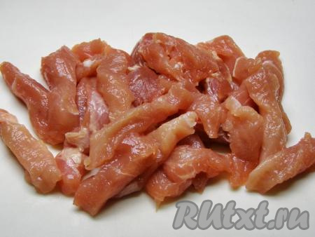 Свинину моем прохладной водой, просушиваем бумажным полотенцем и нарезаем на не очень толстые брусочки.