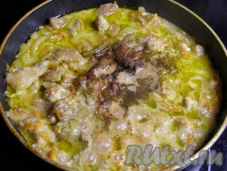 Через 20 минут добавляем в сковородку красный и чёрный молотые перцы, щепотку мускатного ореха, а также любимые специи по вкусу, ещё раз перемешиваем. Пробуем кусочек мяса. Если свинина стала мягкой, снимаем блюдо с огня, если мясо жестковато, тогда потушите его ещё немного. 