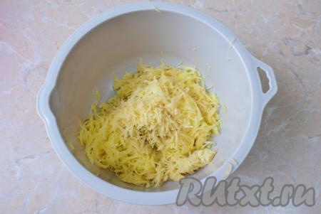 Картофель натрите на средней тёрке и отожмите лишний сок (выделившийся сок нам не понадобится).&nbsp;