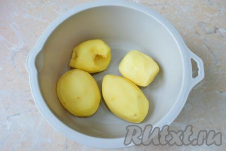 Для приготовления драников очистите картофель и тщательно ополосните его водой.