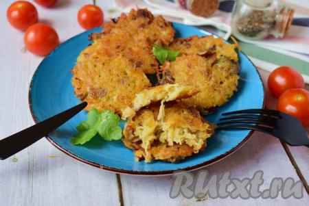 Картофельные драники, приготовленные с добавлением грибов и сыра, получаются очень вкусными, к столу подаём в горячем виде. В качестве дополнения к ним можно подать сметану.