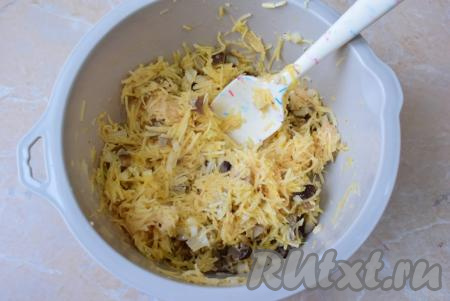 Перемешайте до однородного состояния. Картофельная масса для приготовления драников должна получиться достаточно густой, формоваться в комочки и не расплываться. Если масса жидковата, можно подсыпать ещё немного крахмала. 