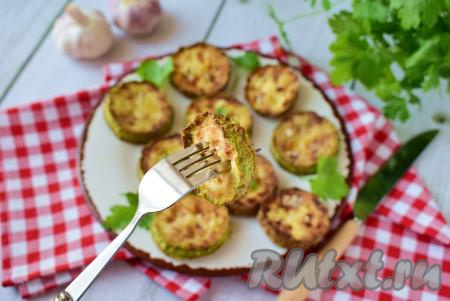 Жареные кружочки кабачков&nbsp;с чесноком безумно вкусны в горячем виде. Угощайтесь!