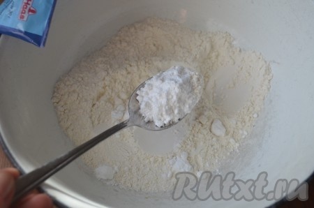 Муку просеять, смешать с сахарной пудрой и солью, перемешать.