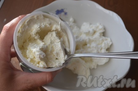 Для начинки перемешать творог со сливочным сыром.