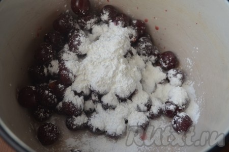 Вишню перемешать с крахмалом.