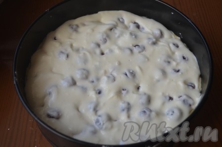 Сверху выложить вишню, вдавливая в творог.