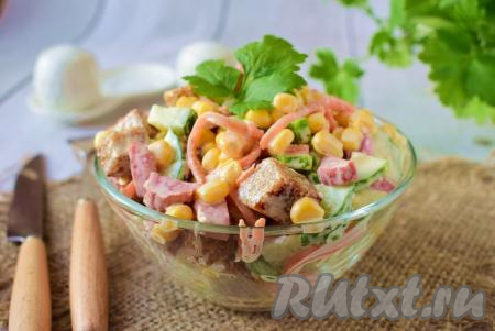 Салат&nbsp;с морковью по-корейски, свежим огурцом, колбасой, сухариками и кукурузой получается очень аппетитным, вкусным и достаточно сытным. Это яркое блюдо можно подать не только к повседневному, но и к праздничному столу!