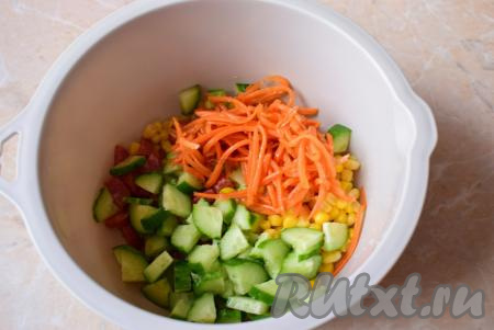 Затем добавьте свежий огурчик, нарезанный на небольшие кусочки, и морковь по-корейски (если полоски моркови очень длинные, тогда разрежьте их на несколько частей), если вы не планируете подавать сразу салат к столу, тогда поставьте его в таком виде в холодильник.