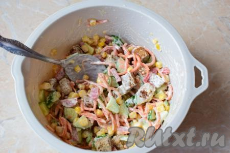 Салат заправьте майонезом.&nbsp;Если нужно, подсолите, а после этого переложите в салатник и сразу подавайте к столу!