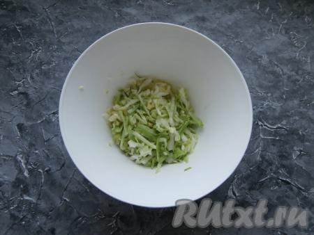 Яйца отварить (на это потребуется минут 8-10 с момента закипания воды), после этого дать им остыть и очистить их от скорлупы. Сырую морковь очистить от кожуры. Капусту нашинковать, выложить в миску, немного посолить и помять.