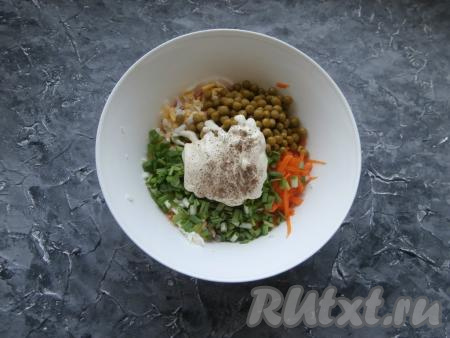 Добавить майонез, салат посолить немного и поперчить по вкусу.