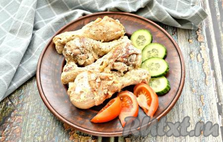 Вкусные, нежные, сочные куриные ножки в сметане достать из мультиварки и подать&nbsp;горячими к столу, дополнив гарниром или свежими овощами. Это простое блюдо прекрасно впишется в повседневное меню, попробуйте!