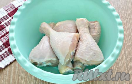 Куриные ножки хорошо промыть водой, сразу же обсушить с помощью бумажного полотенца и выложить в миску.