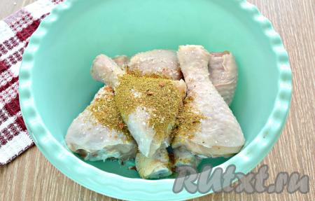 Посолить ножки по вкусу, добавить приправу для мяса (или курицы). Хорошо перемешать&nbsp;со специями.