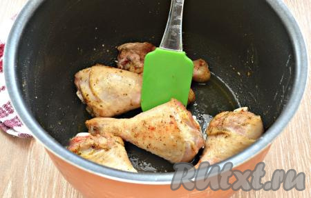 В мультиварке установить программу «Жарка», в чашу влить растительное масло, выложить ножки, обжаривать их, не накрывая крышкой, 5-7 минут, пару раз перевернув.