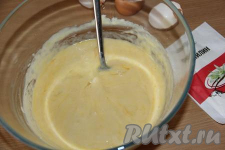 Перемешать массу венчиком (или вилкой).