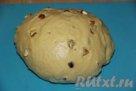 Вмешать орехи в тесто.