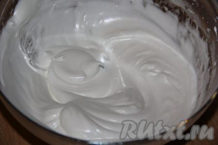 Чтобы&nbsp;приготовить белковую&nbsp;глазурь&nbsp;нужно взбить охлаждённые белки миксером в пену, затем добавить сахарную пудру (или мелкий сахар) и взбивать массу до устойчивых&nbsp;пиков. Глазурь получится плотной и будет хорошо держать форму.&nbsp;