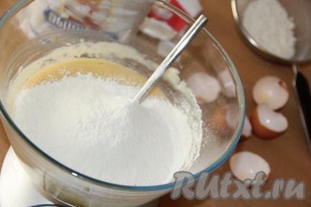 Добавить соль и, подсыпая небольшими порциями оставшуюся просеянную муку, замешивать тесто сначала вилкой, а затем вымешивать его руками.