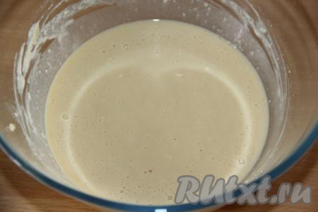 Перемешать массу венчиком до однородного состояния, накрыть миску пищевой плёнкой и оставить на 30 минут в тепле.