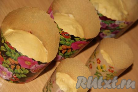 ​​​​​​​Разделить тесто на части и выложить в формы. Я использовала бумажные формы для куличей. Заполнять формы на 1/2 объёма. Выставить формы с тестом на противень, накрыть полотенцем и оставить в тепле на 1 час.