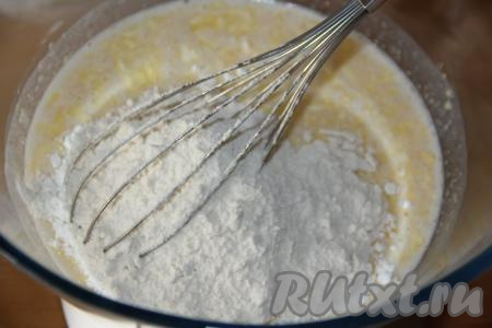 Всыпать 100 грамм муки.