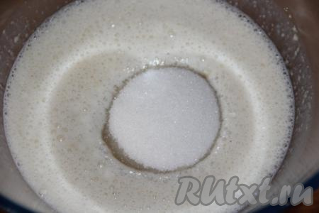 В запенившуюся сливочно-дрожжевую смесь всыпать оставшийся сахар и перемешать венчиком.