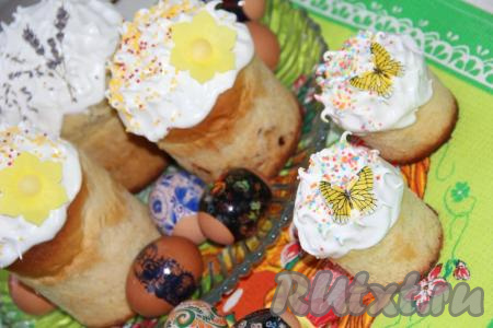 Я сняла бумажные формы. Покрыть куличи глазурью и украсить кондитерской посыпкой (или по своему вкусу). Вот такие красивые куличи на сливках получились.