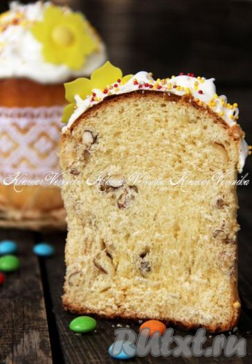 Вот так кулич выглядит в разрезе. Приготовьте нежную пасхальную выпечку, замешанную на сливках по этому рецепту, и насладитесь её чудесным вкусом и ароматом!
